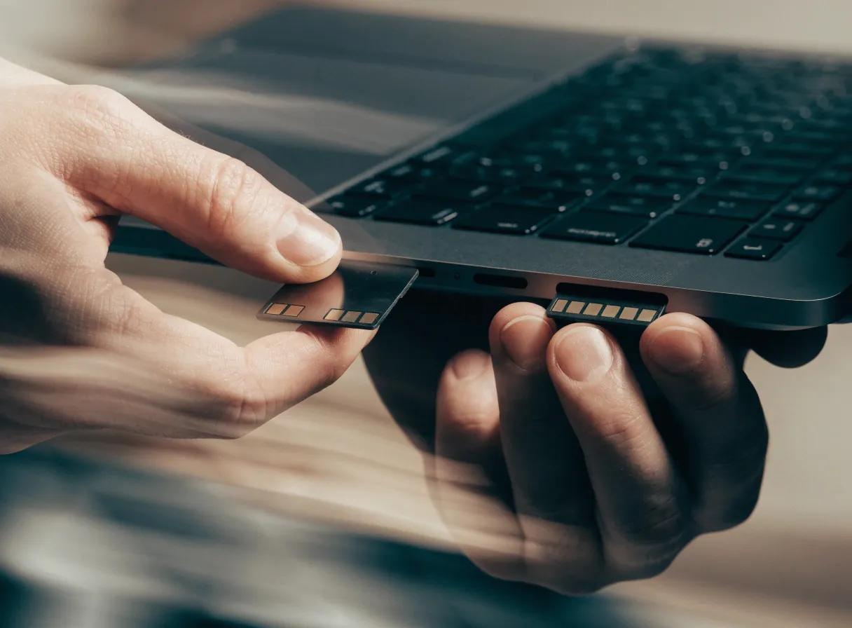 Kartu SD dimasukkan ke slot pembaca laptop untuk disalin Fotomatic.